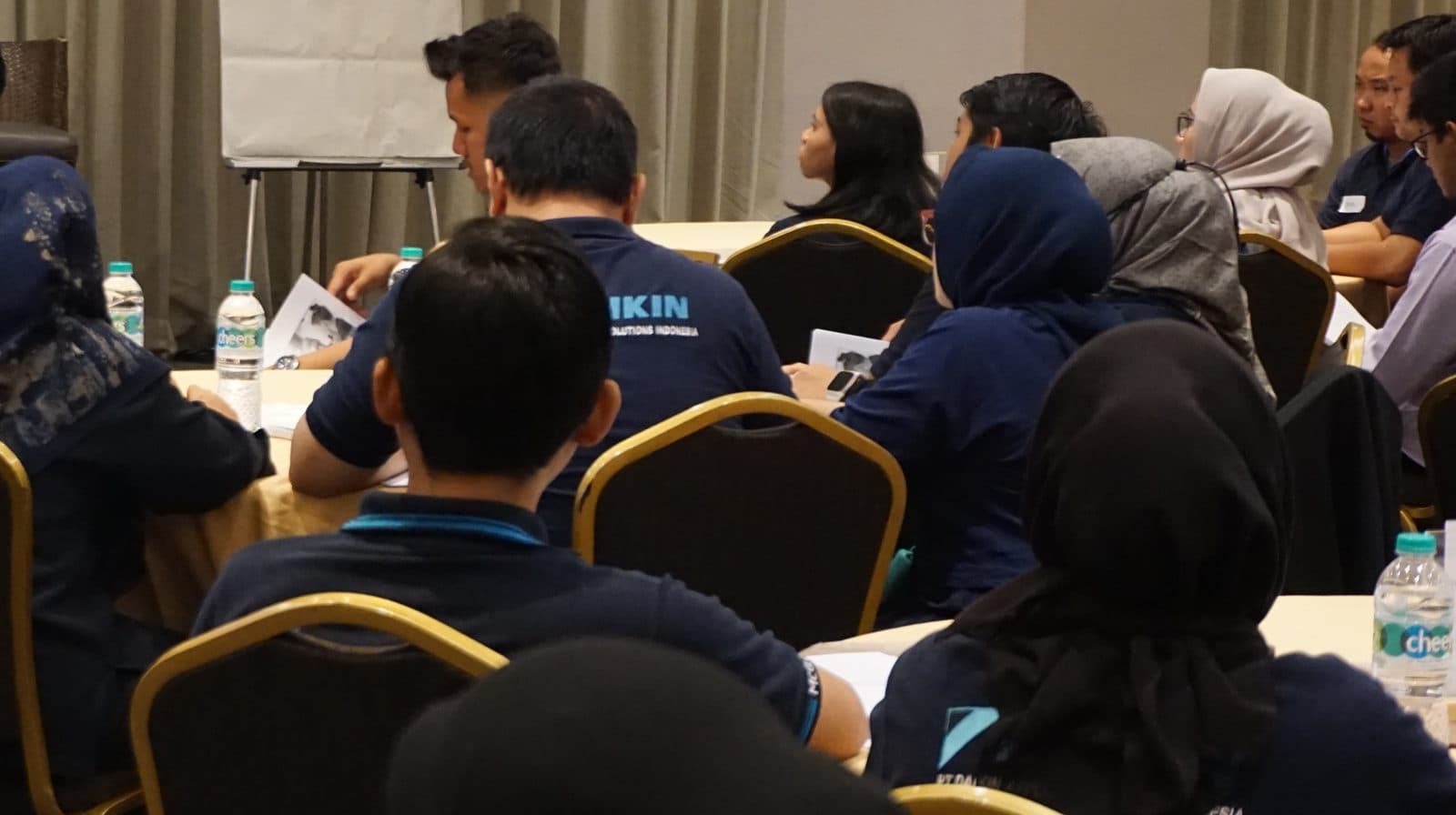 Ruang kelas pelatihan Daikin dilihat dari belakang peserta