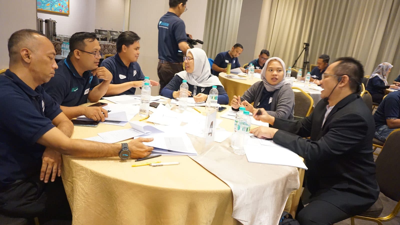 Putu Putrayasa mendampingi peserta secara langsung