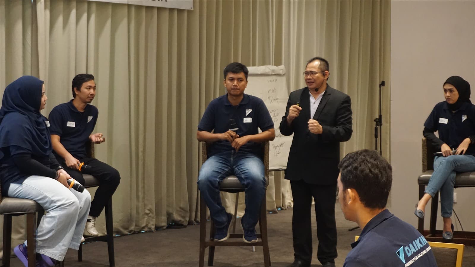 Putu Putrayasa berbicara di depan peserta pelatihan Daikin