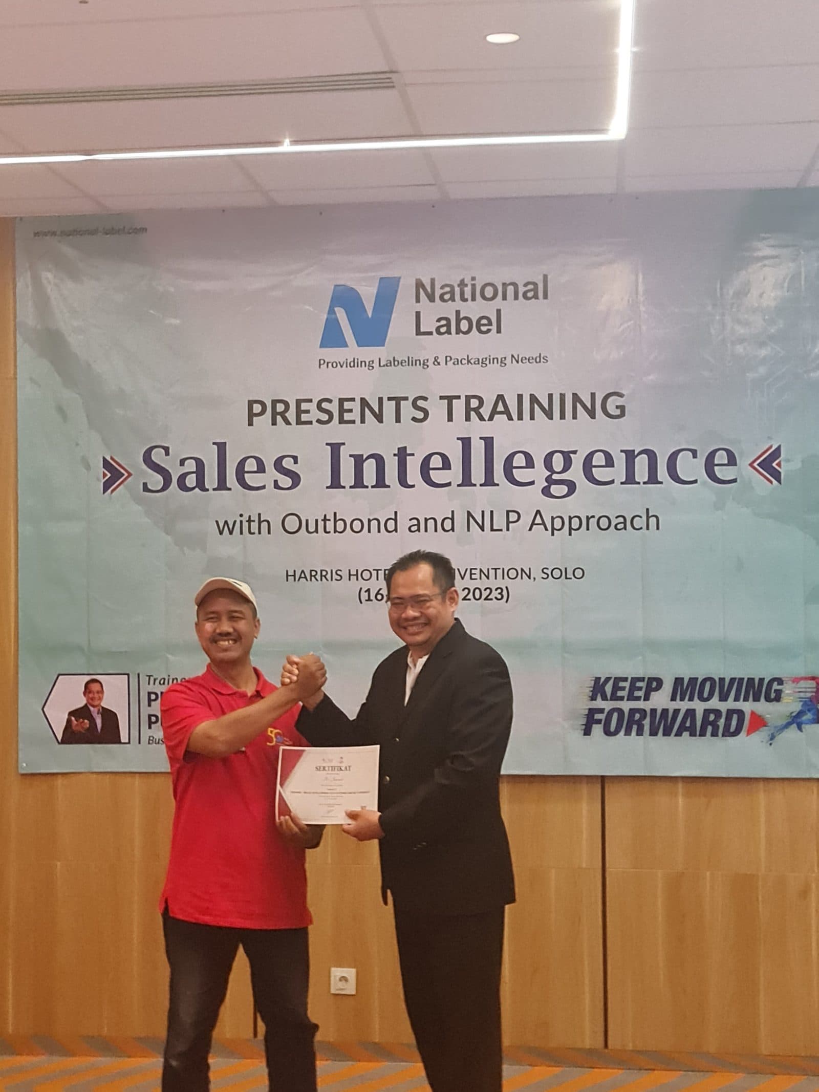 Penyerahan sertifikat pelatihan kepada peserta di National Label