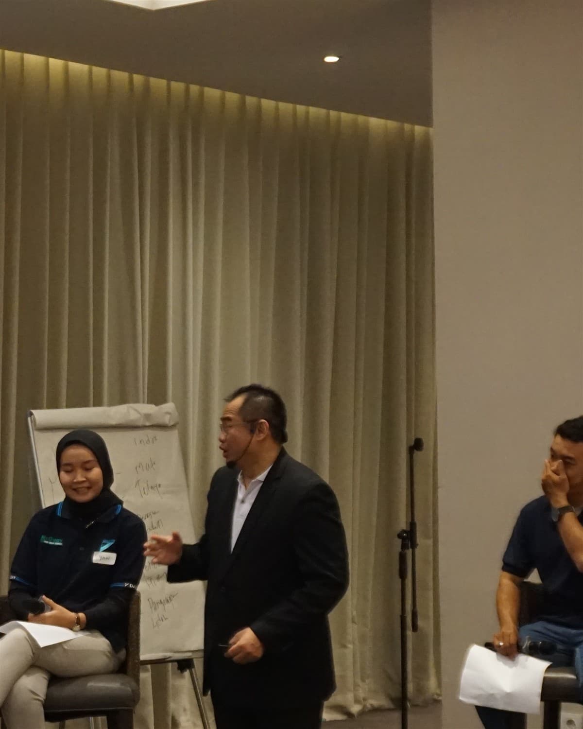 Putu Putrayasa memandu peserta pelatihan Daikin dalam sesi diskusi panel